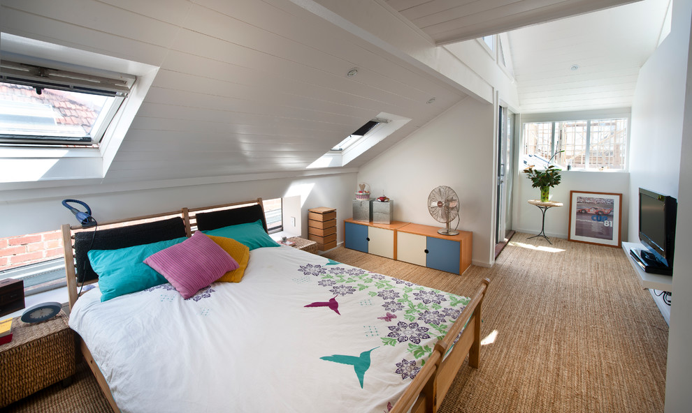 Источник вдохновения для домашнего уюта: спальня на мансарде в стиле кантри с белыми стенами и ковровым покрытием без камина