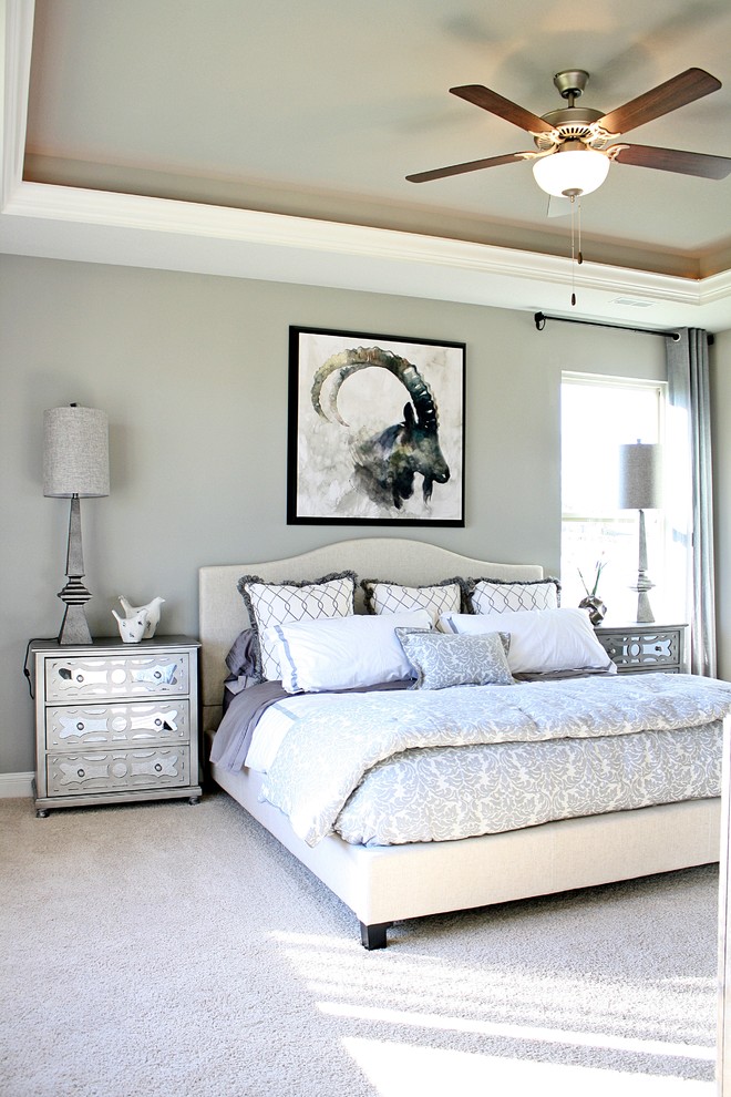 Imagen de dormitorio principal clásico grande con paredes grises y moqueta