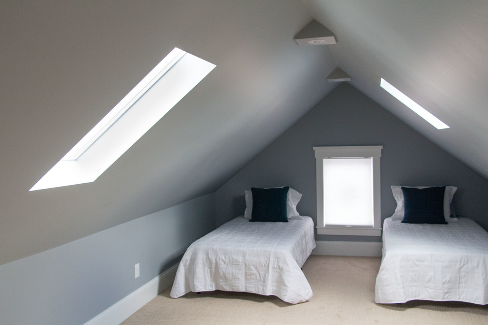 Ejemplo de habitación de invitados actual pequeña con paredes grises, moqueta y suelo beige