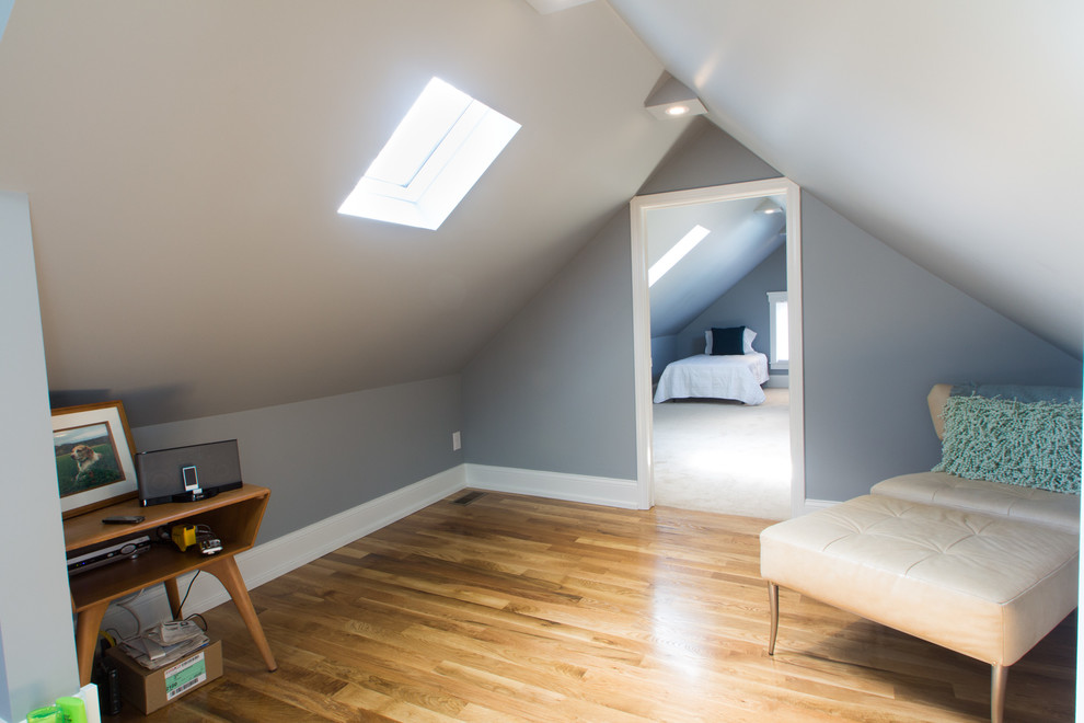 На фото: маленькая гостевая спальня (комната для гостей) в современном стиле с серыми стенами, паркетным полом среднего тона и разноцветным полом для на участке и в саду с