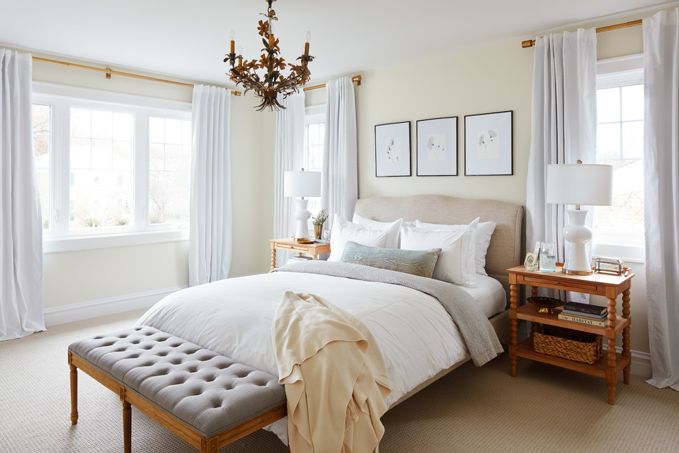 Diseño de dormitorio principal tradicional renovado de tamaño medio sin chimenea con paredes beige, moqueta y suelo beige