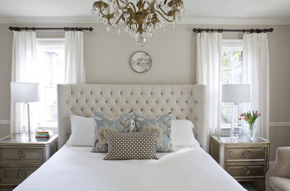 Идея дизайна: хозяйская спальня среднего размера в классическом стиле с серыми стенами без камина