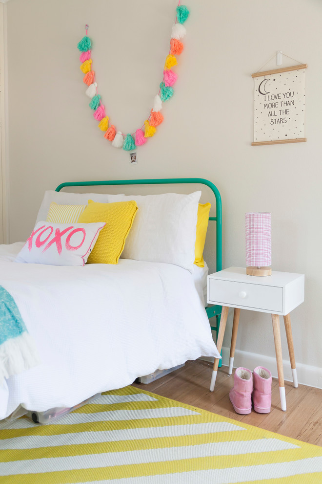 Kleines Modernes Schlafzimmer mit weißer Wandfarbe und braunem Holzboden in Melbourne