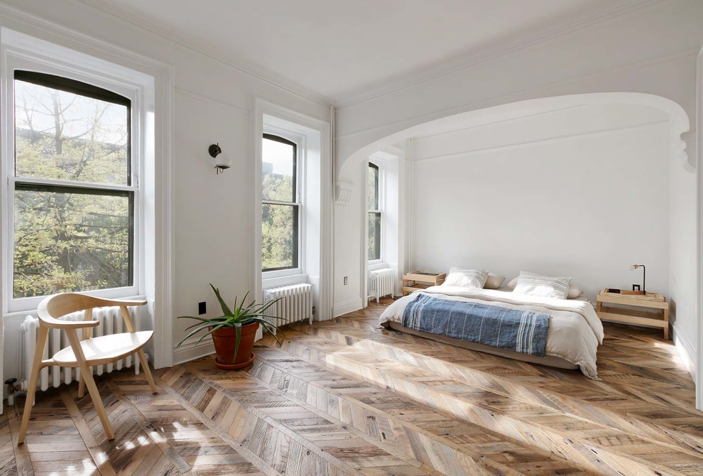 Свежая идея для дизайна: спальня в стиле лофт с белыми стенами, темным паркетным полом и коричневым полом - отличное фото интерьера