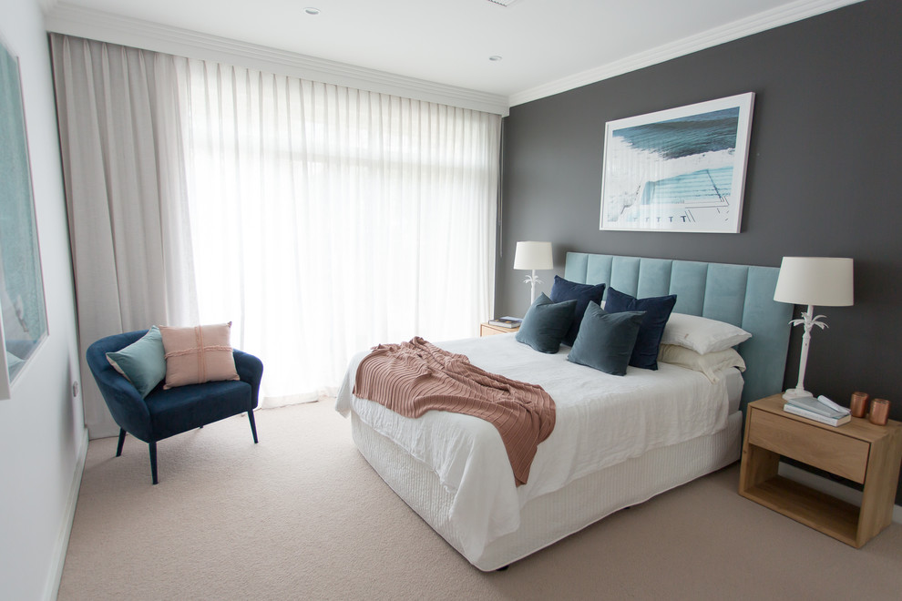 Foto de dormitorio principal actual con paredes grises, moqueta y suelo beige