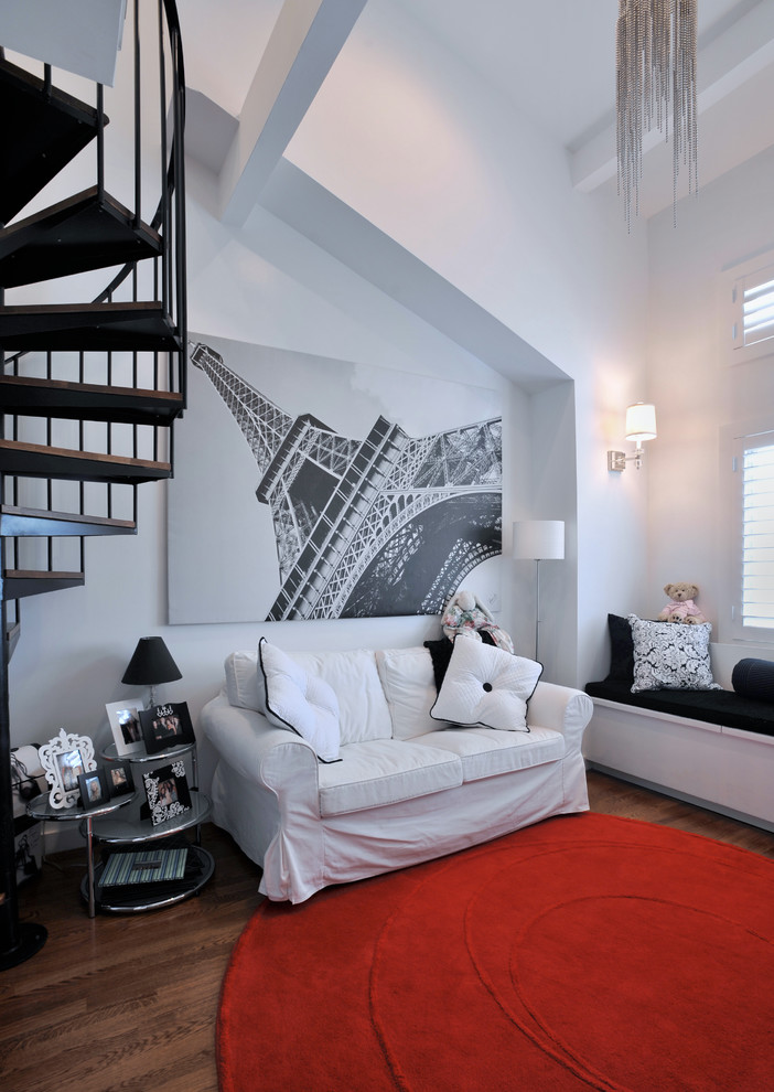 Idée de décoration pour une petite chambre mansardée ou avec mezzanine bohème avec un mur blanc et parquet foncé.