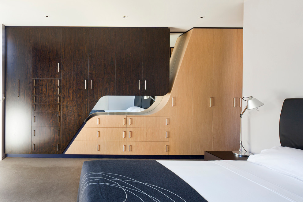 Идея дизайна: большая хозяйская спальня в современном стиле с белыми стенами и ковровым покрытием