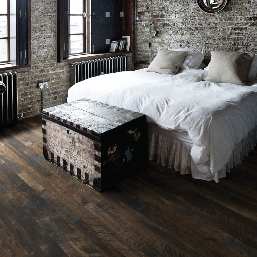 Uriges Schlafzimmer im Loft-Style mit dunklem Holzboden, braunem Boden und Ziegelwänden in Los Angeles
