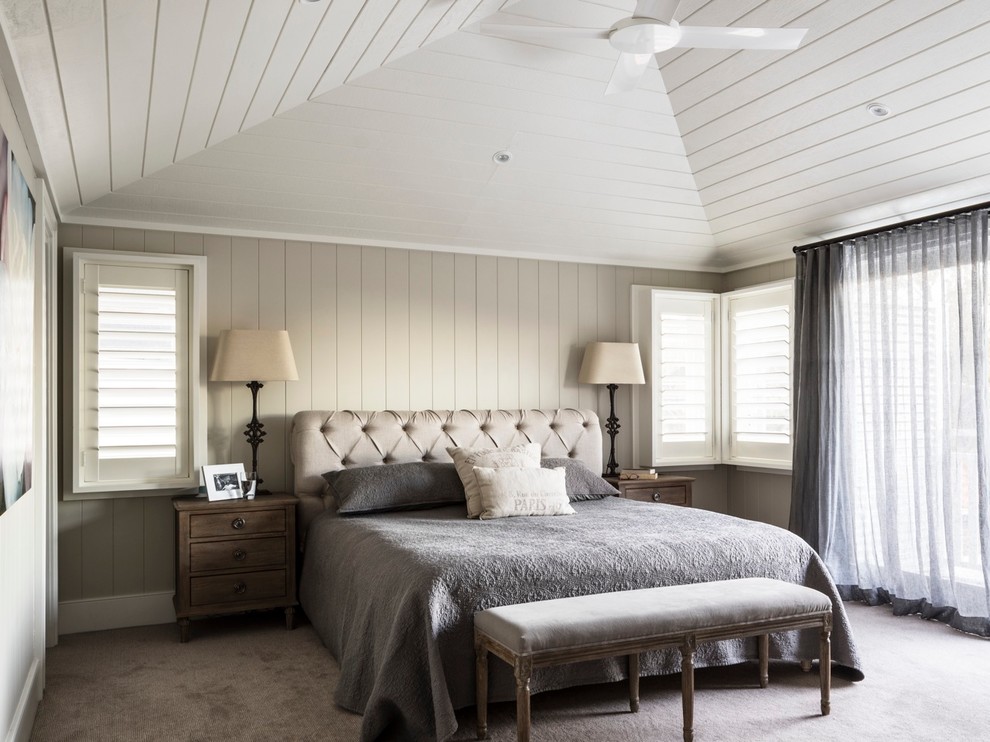 Пример оригинального дизайна: спальня среднего размера в морском стиле с бежевыми стенами, ковровым покрытием и тюлем