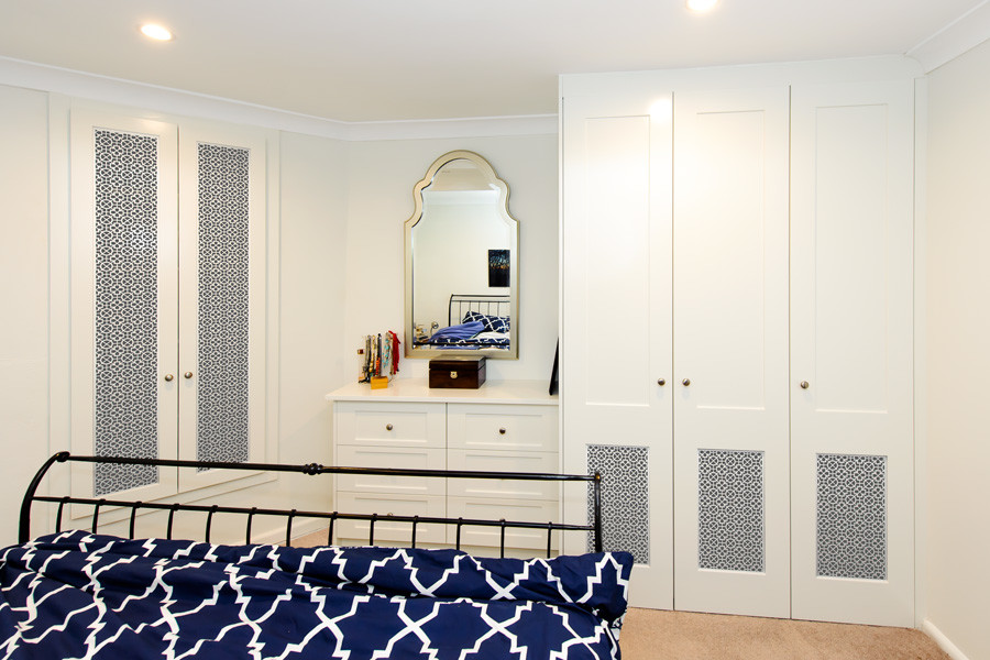 Foto di una piccola camera matrimoniale design con moquette, pavimento beige e pareti bianche
