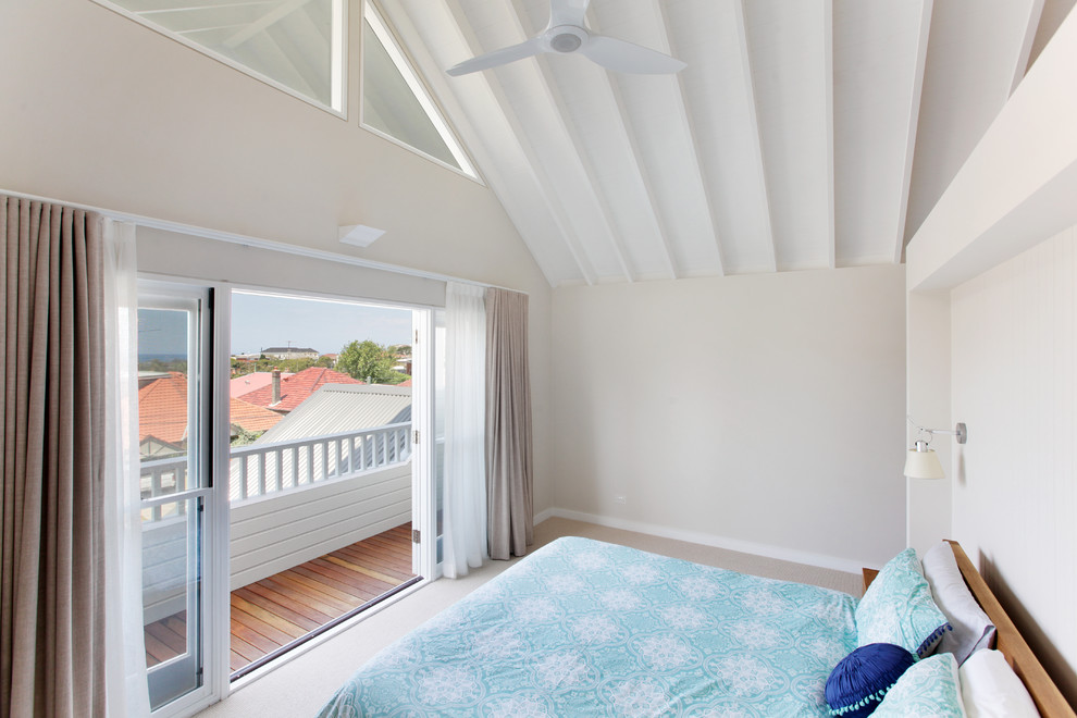 シドニーにある中くらいなビーチスタイルのおしゃれな主寝室 (白い壁、カーペット敷き) のインテリア