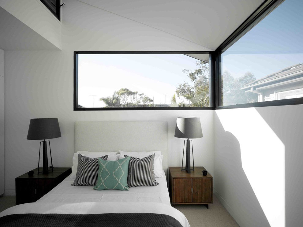 Mittelgroßes Modernes Gästezimmer mit weißer Wandfarbe, Teppichboden und beigem Boden in Sydney