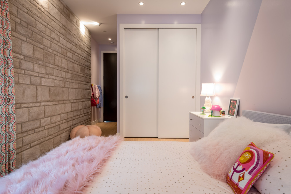 Стильный дизайн: гостевая спальня среднего размера, (комната для гостей) в современном стиле с фиолетовыми стенами, светлым паркетным полом и разноцветным полом - последний тренд