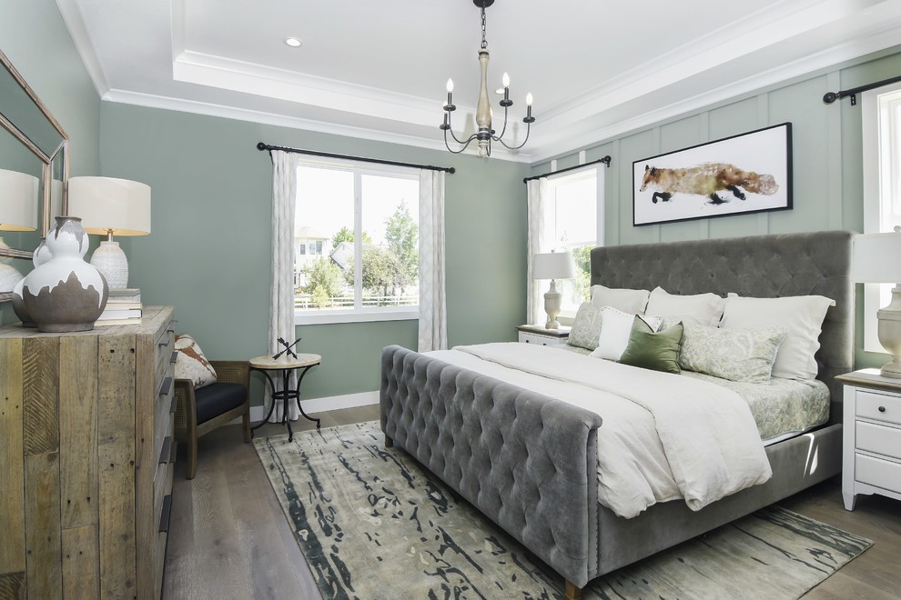Пример оригинального дизайна: хозяйская спальня в стиле кантри с зелеными стенами и паркетным полом среднего тона без камина