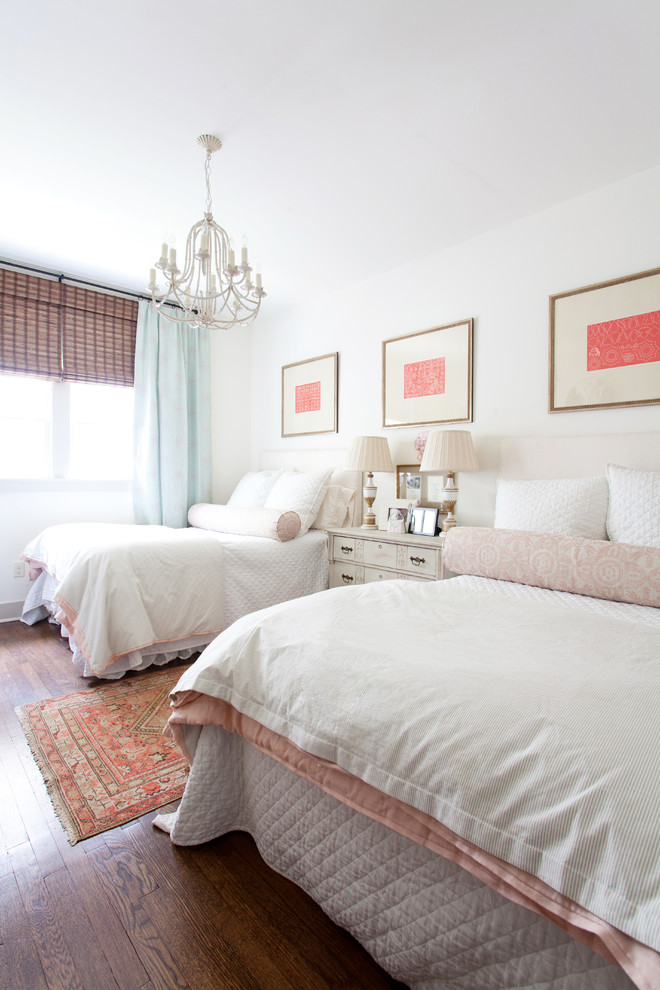 На фото: спальня в классическом стиле с белыми стенами, темным паркетным полом и коричневым полом с