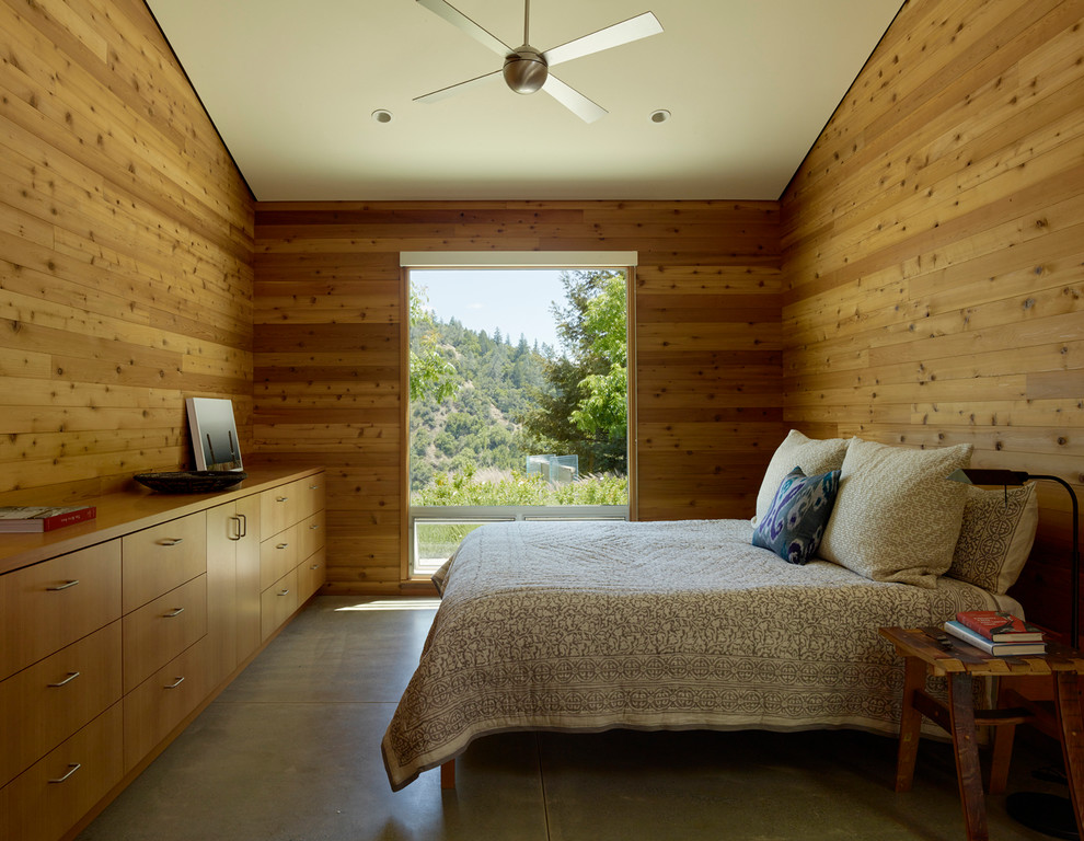 Стильный дизайн: спальня с бетонным полом и серым полом - последний тренд