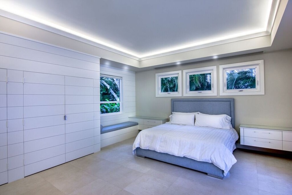Стильный дизайн: спальня в современном стиле с серыми стенами и полом из известняка - последний тренд