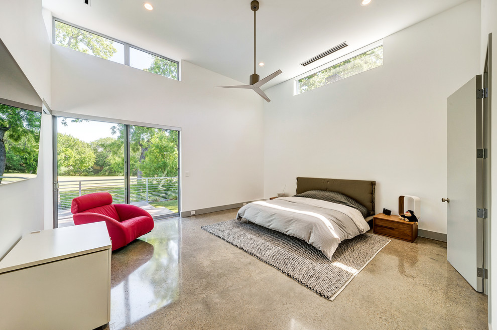 Источник вдохновения для домашнего уюта: большая хозяйская спальня в стиле модернизм с белыми стенами, ковровым покрытием и разноцветным полом без камина