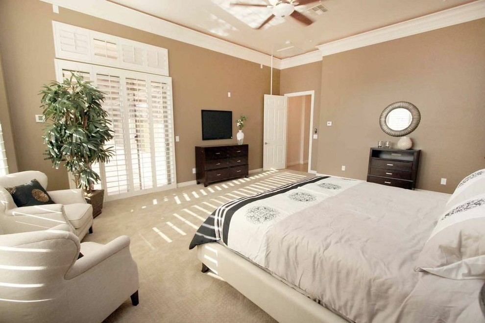 Bedroom - transitional bedroom idea in Phoenix