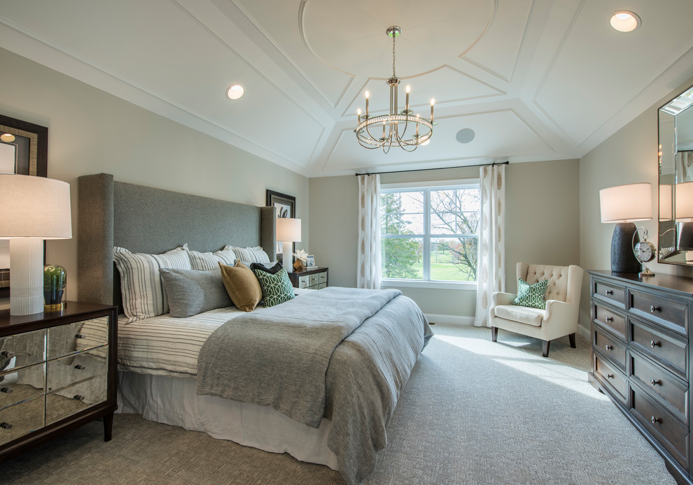 Идея дизайна: хозяйская спальня в стиле неоклассика (современная классика) с ковровым покрытием, бежевыми стенами и серым полом