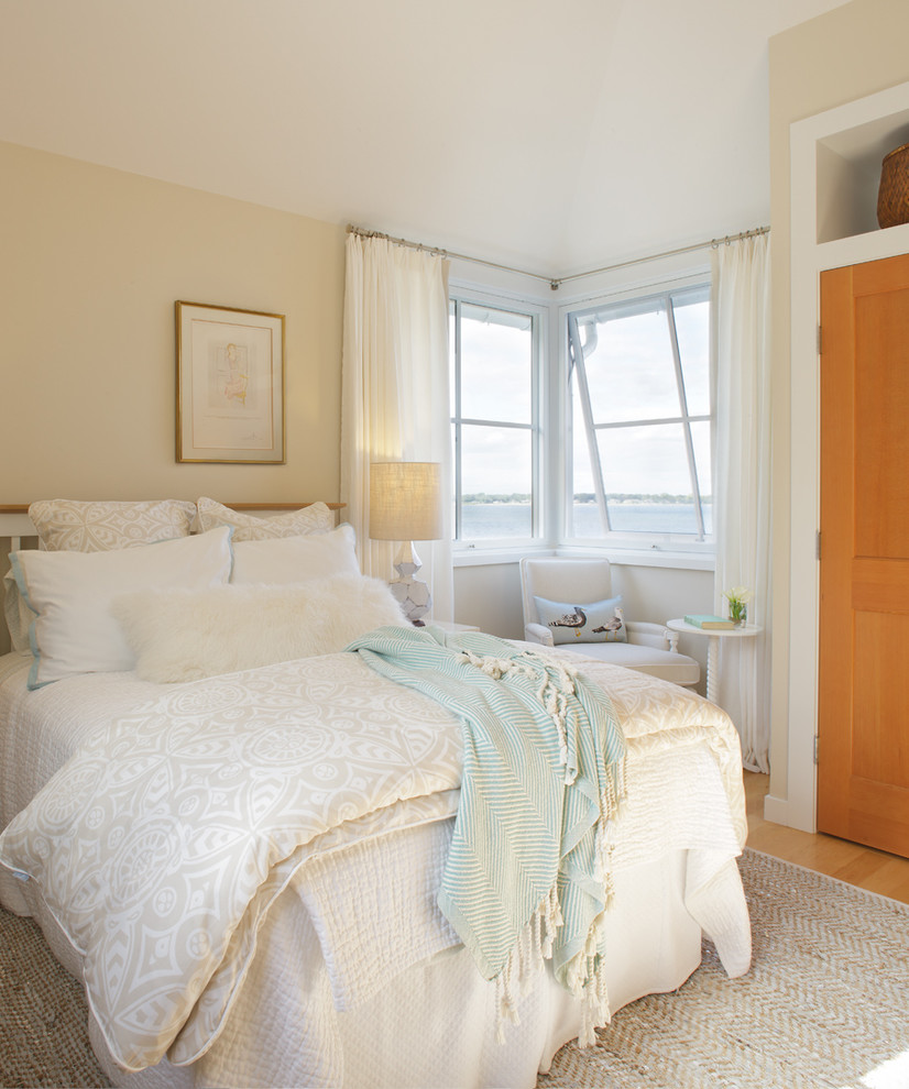 На фото: спальня в морском стиле с бежевыми стенами, светлым паркетным полом и тюлем без камина