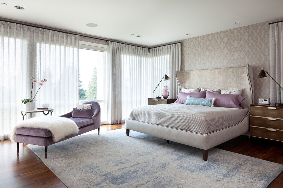 Свежая идея для дизайна: хозяйская спальня в стиле неоклассика (современная классика) с разноцветными стенами, темным паркетным полом и коричневым полом - отличное фото интерьера
