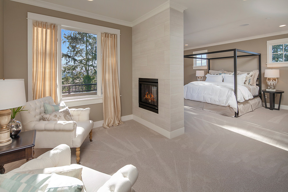 Стильный дизайн: большая хозяйская спальня в современном стиле с коричневыми стенами, ковровым покрытием, двусторонним камином, фасадом камина из металла и серым полом - последний тренд