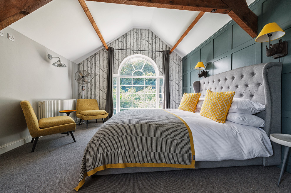 他の地域にある中くらいなトランジショナルスタイルのおしゃれな主寝室 (緑の壁、カーペット敷き、グレーの床、暖炉なし) のレイアウト