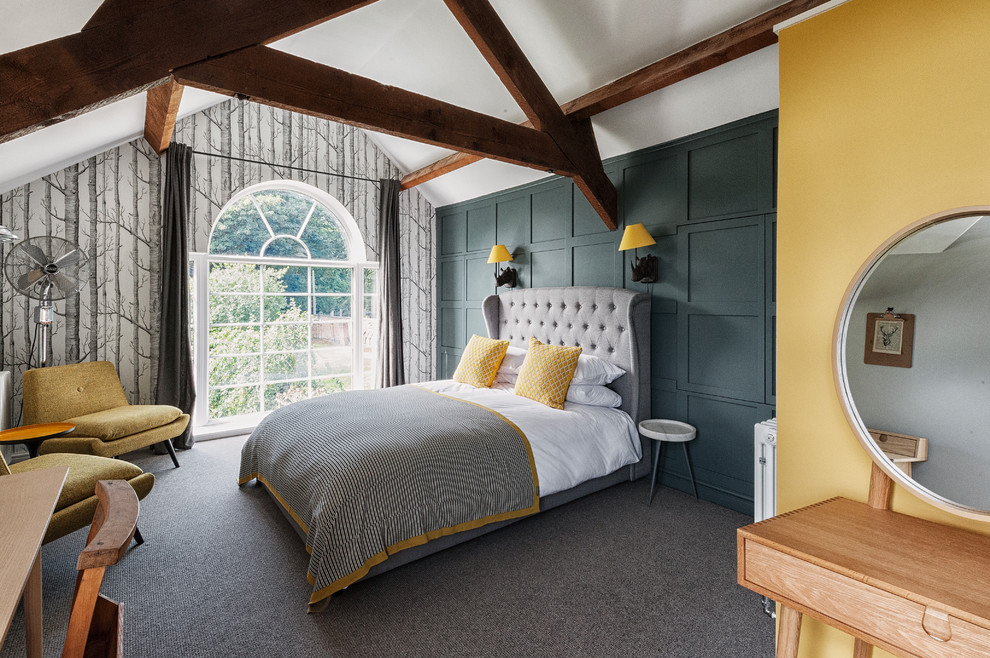 Immagine di una camera da letto minimal con pareti multicolore, moquette e pavimento grigio