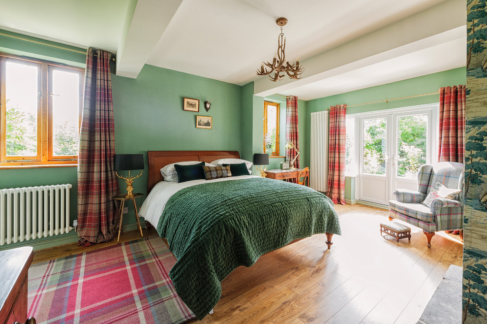 Inspiration för ett mellanstort eklektiskt sovrum, med gröna väggar, ljust trägolv och brunt golv