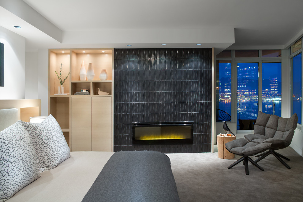 Großes Modernes Hauptschlafzimmer mit weißer Wandfarbe, Teppichboden, Gaskamin und Kaminumrandung aus Stein in Vancouver