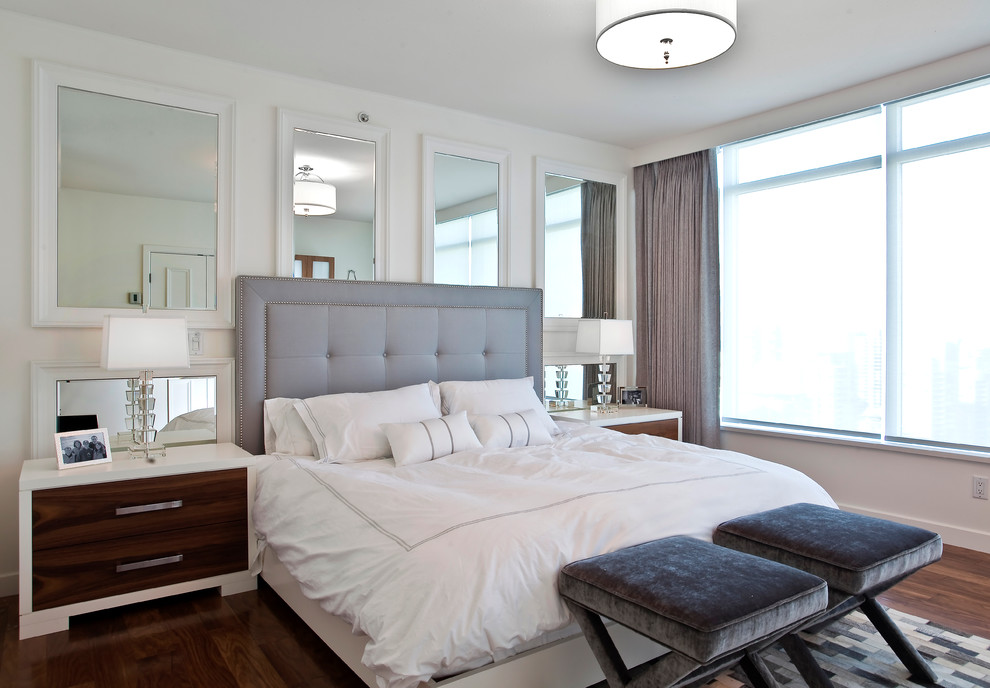 Modernes Schlafzimmer mit dunklem Holzboden in Vancouver