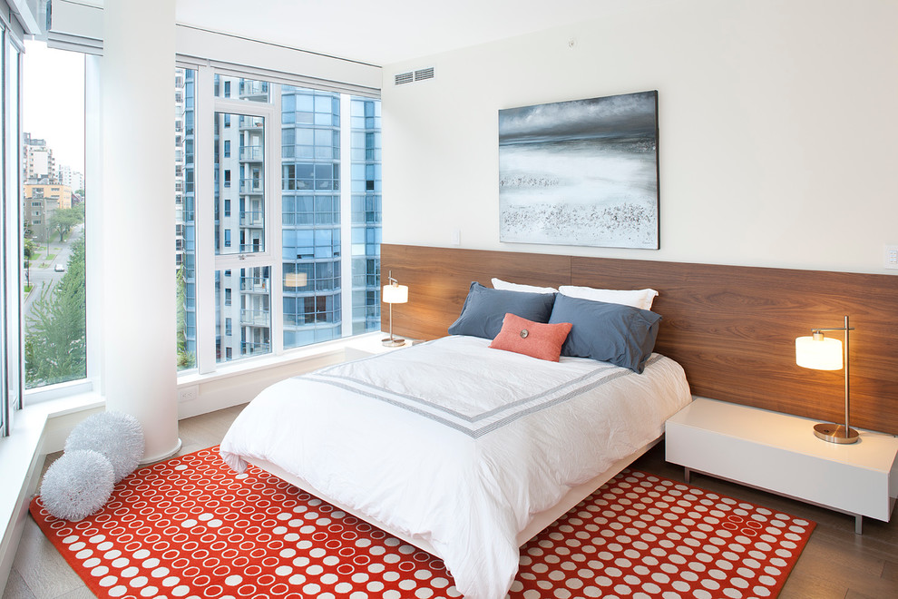 Modernes Schlafzimmer mit weißer Wandfarbe und dunklem Holzboden in Vancouver