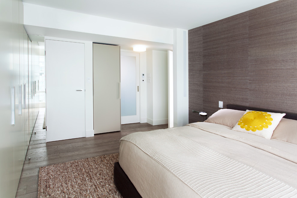 バンクーバーにある小さなコンテンポラリースタイルのおしゃれな主寝室 (白い壁、淡色無垢フローリング) のインテリア