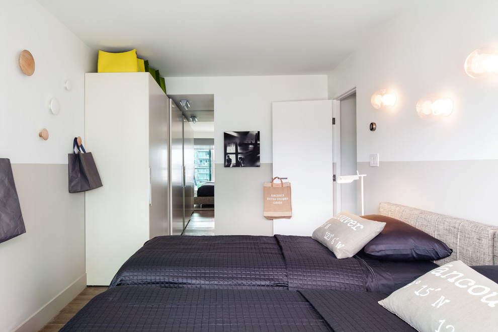На фото: маленькая гостевая спальня (комната для гостей) в современном стиле с белыми стенами и паркетным полом среднего тона для на участке и в саду с