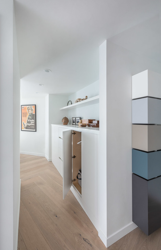 Kleines Modernes Schlafzimmer im Loft-Style mit weißer Wandfarbe und hellem Holzboden in Vancouver