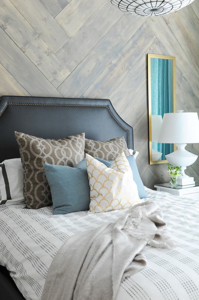 Foto de dormitorio principal bohemio de tamaño medio con moqueta, paredes marrones y suelo gris