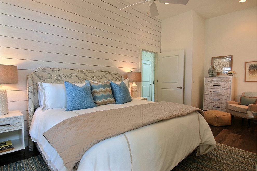 Mittelgroßes Maritimes Hauptschlafzimmer mit weißer Wandfarbe, braunem Holzboden und braunem Boden in Austin