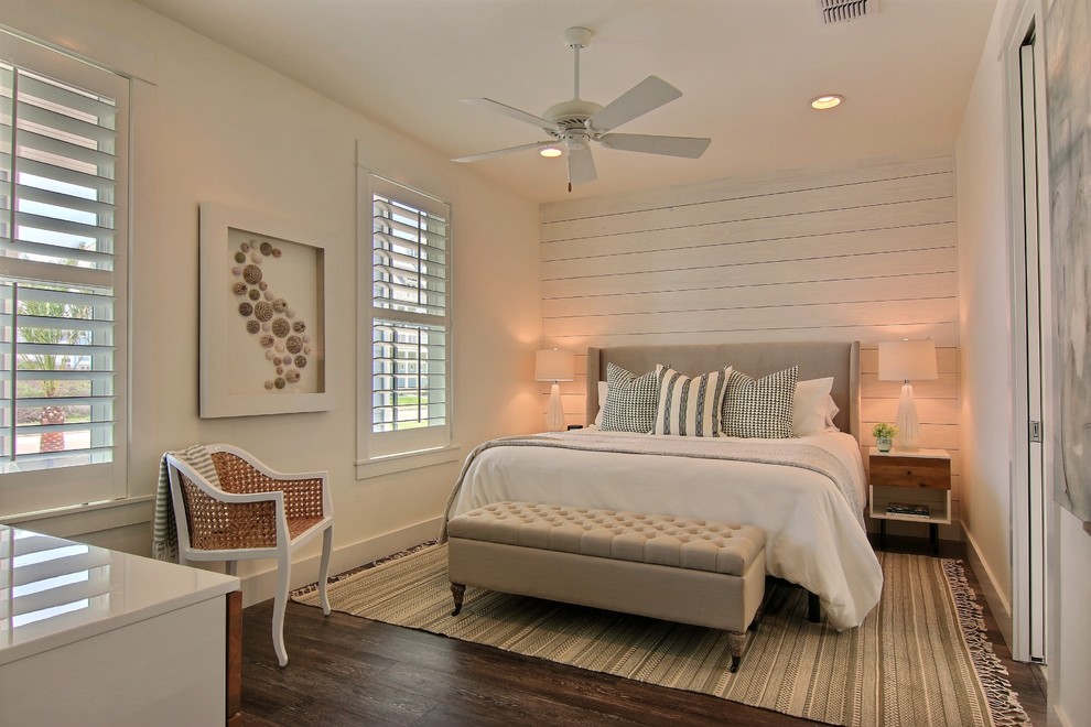 Mittelgroßes Maritimes Gästezimmer mit braunem Holzboden, braunem Boden und beiger Wandfarbe in Austin