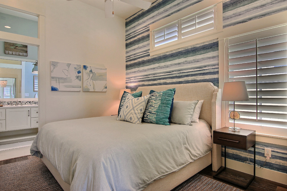 Mittelgroßes Maritimes Gästezimmer mit weißer Wandfarbe, braunem Holzboden und braunem Boden in Austin