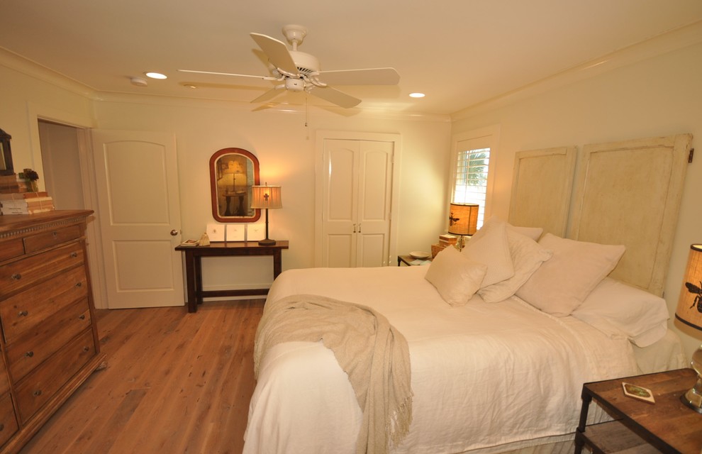 Источник вдохновения для домашнего уюта: хозяйская спальня среднего размера в морском стиле с белыми стенами и светлым паркетным полом