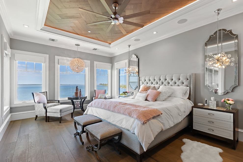 Пример оригинального дизайна: спальня в морском стиле с серыми стенами, темным паркетным полом и коричневым полом