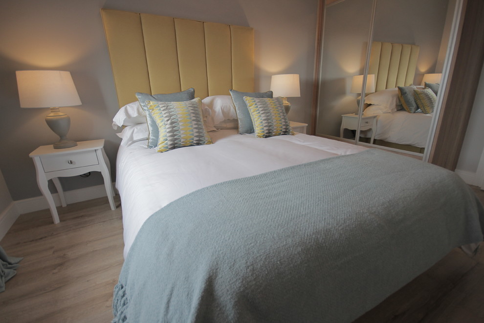 ダブリンにあるビーチスタイルのおしゃれな寝室のインテリア