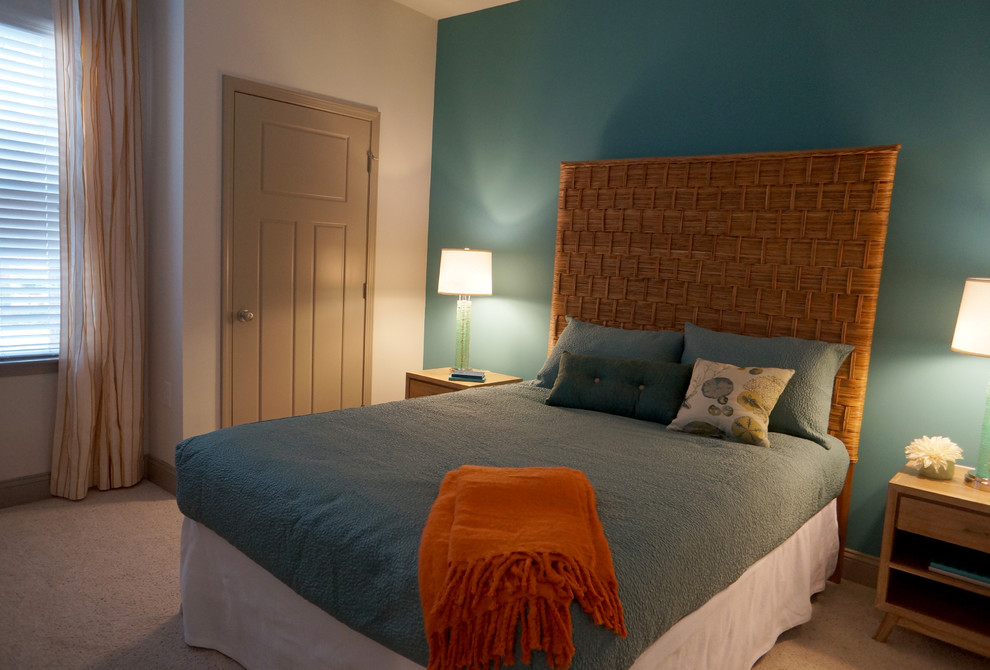 Cette image montre une chambre avec moquette design de taille moyenne avec un mur bleu.