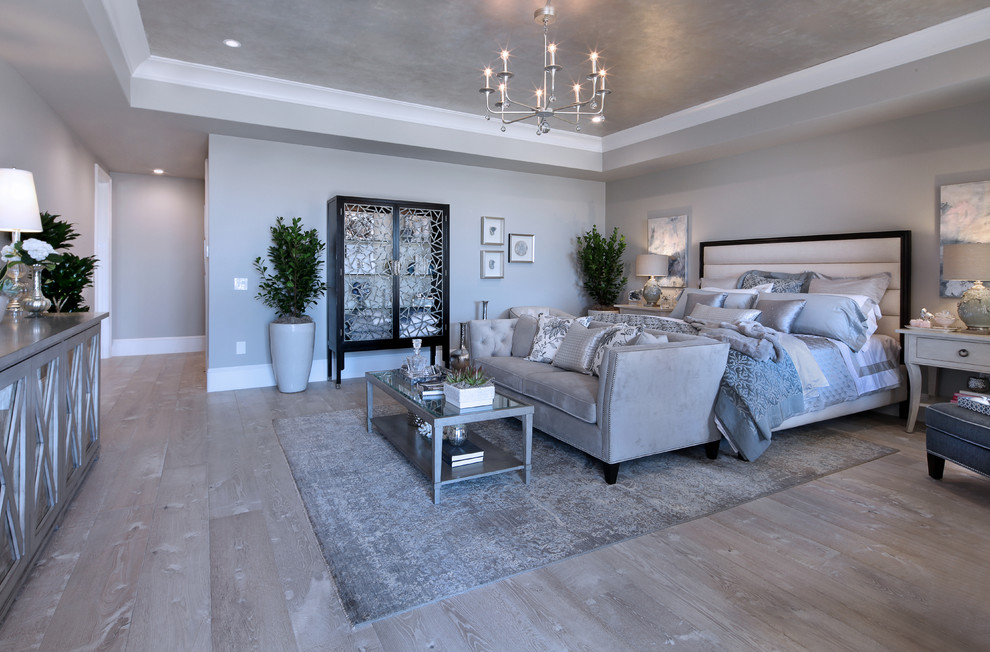 Großes Klassisches Hauptschlafzimmer ohne Kamin mit grauer Wandfarbe, hellem Holzboden und grauem Boden in Orange County
