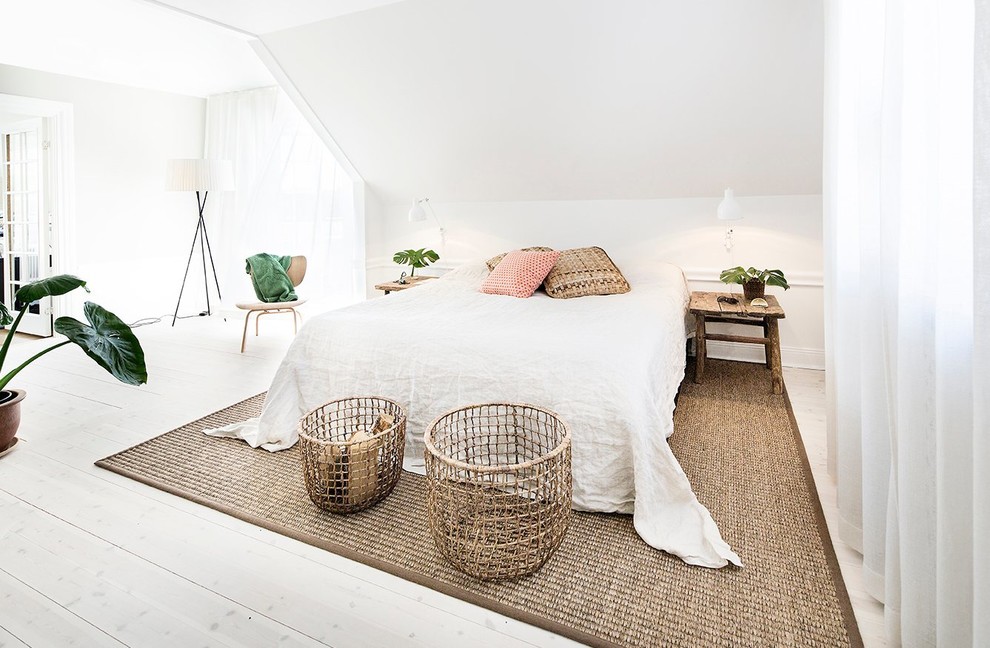 Mittelgroßes Maritimes Schlafzimmer ohne Kamin mit weißer Wandfarbe und hellem Holzboden in London