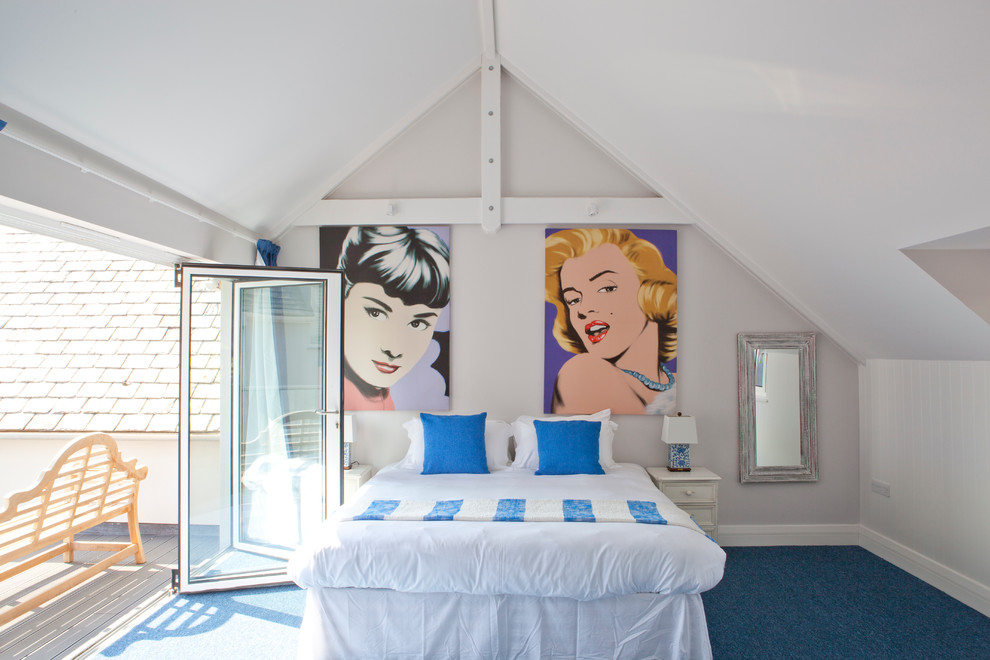 Modelo de dormitorio costero con paredes blancas, moqueta y suelo azul