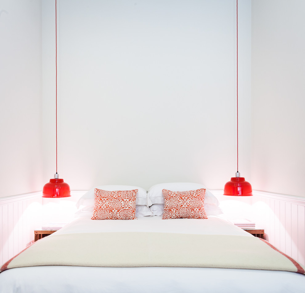 Immagine di una camera da letto stile marinaro con pareti bianche