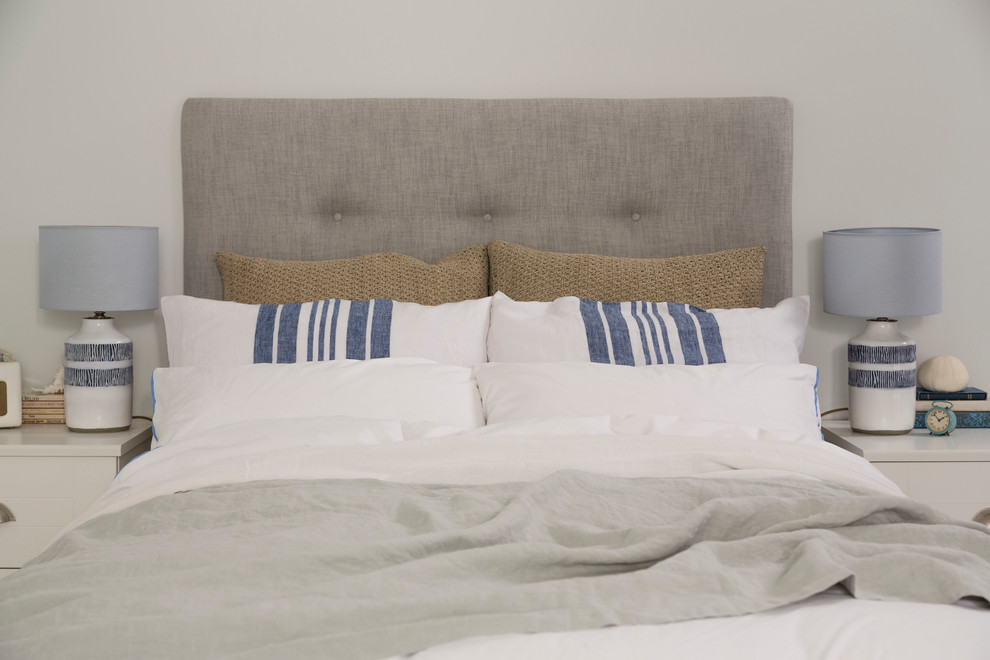 Стильный дизайн: хозяйская спальня в морском стиле с белым полом - последний тренд