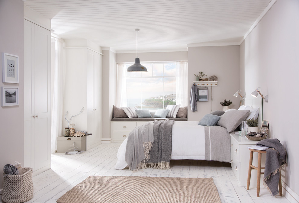 Foto de habitación de invitados gris y blanca marinera grande con paredes grises, suelo de madera clara y suelo blanco